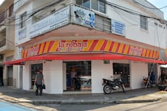 El presidente Gustavo Petro anunció que las sedes de Drogas La Rebaja, bajo control del Estado, se transformarán en puntos de atención primaria en salud y dispensarios de medicamentos. Este cambio busca fortalecer el sistema de salud pública y mejorar el acceso a medicinas en diversas regiones del país.