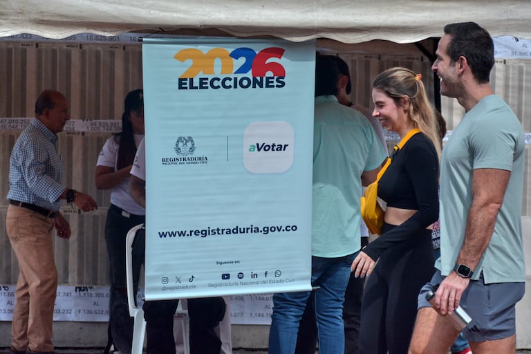 Los colombianos salieron a votar en las urnas para elegir presidente y vicepresidente.