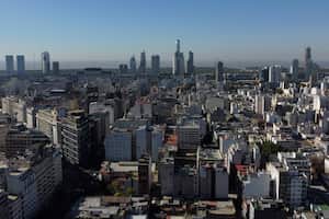 Vista aérea del centro de Buenos Aires, con Puerto Madero y el Río de la Plata al fondo.