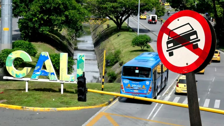 Movilizarse ese día acarrea una multa de $633.200 pesos, equivalente a la infracción C.14 del Código Nacional de Tránsito por transitar en horarios prohibidos.