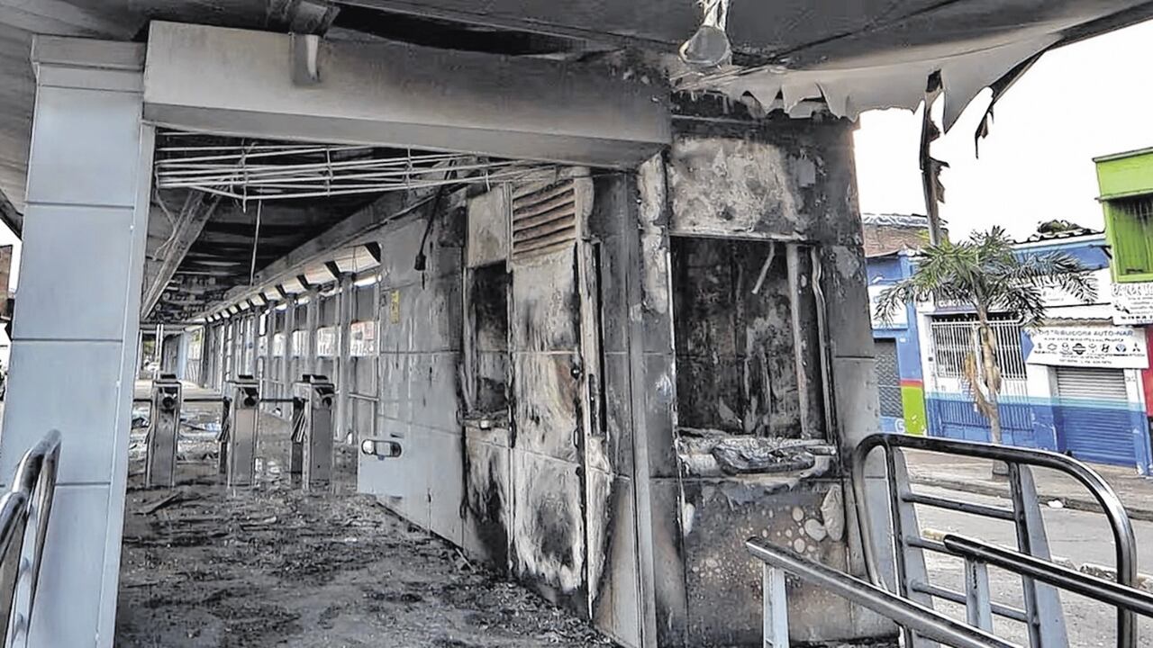 Durante semanas permanecieron las estaciones del MIO vandalizadas y sin que se iniciara su reconstrucción.