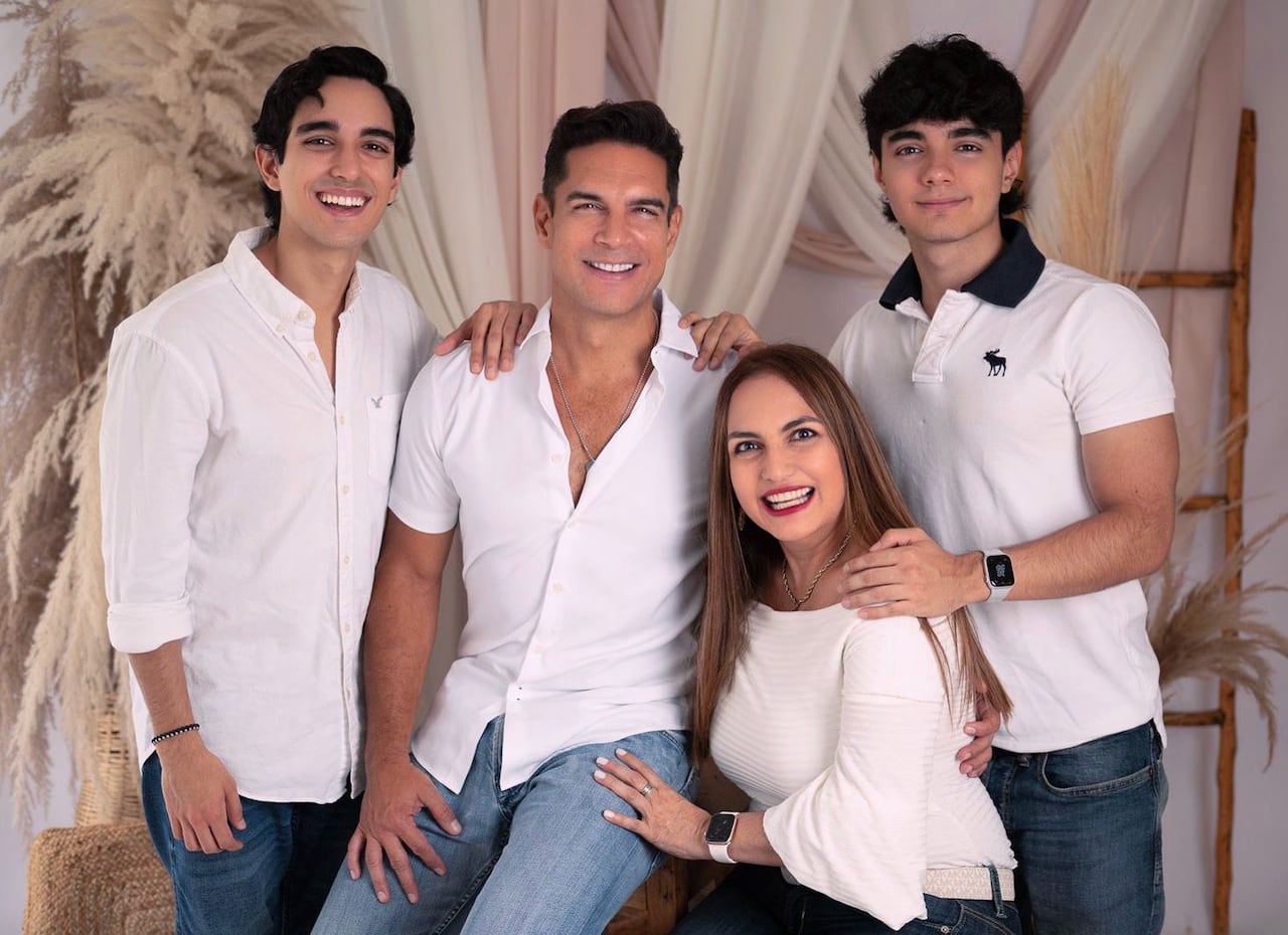 Juan Sebastián, Hernán y a Jacobo Díez, junto a Claudia Díaz, una familia artística.