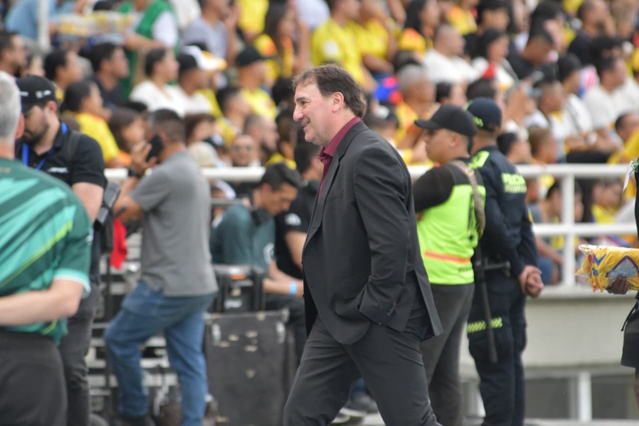 Néstor Lorenzo durante el partido de despedida de Mario Alberto Yepes.