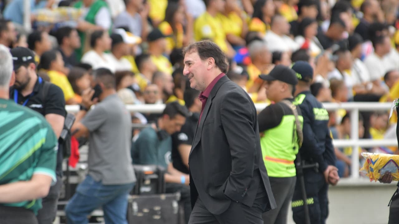 Néstor Lorenzo durante el partido de despedida de Mario Alberto Yepes.