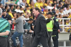 Néstor Lorenzo durante el partido de despedida de Mario Alberto Yepes.