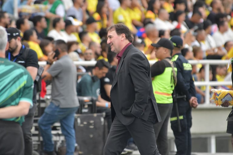 Néstor Lorenzo durante el partido de despedida de Mario Alberto Yepes.