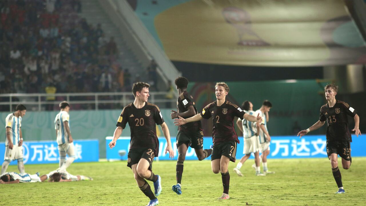 Los jugadores de Alemania celebran la victoria ante Argentina por penales en la semifinal del Mundial Sub17 en Surakarta, Indonesia, el martes 28 de noviembre de 2023. (AP Foto/John Sumbar)