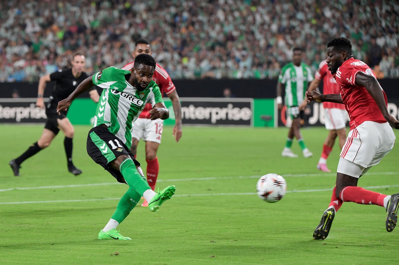 El delantero congoleño #11 del Real Betis, Cedric Bakambu, marca el primer gol de su equipo durante el partido de la primera jornada de la primera ronda de la UEFA Europa League entre el Real Betis y el Nottingham Forest en el estadio Benito Villamarín de Sevilla el 24 de septiembre de 2025. (Foto de CRISTINA QUICLER / AFP)
