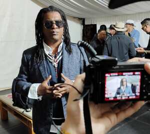 La gran popularidad y las múltiples dotes de este ‘poeta de la rumba’ se reflejan en sus actuaciones como cantante invitado de los grandes de la salsa como Oscar D’Leon, Gilberto Santa Rosa, Issac Delgado, Adalberto Álvarez, Mayimbe, Son Como Son, Timba Live, Pupy y Los que Son Son, Charanga Latina, Havana D´Primera, Tumbao Habana y Elio Reve Jr., por nombrar solamente algunos.