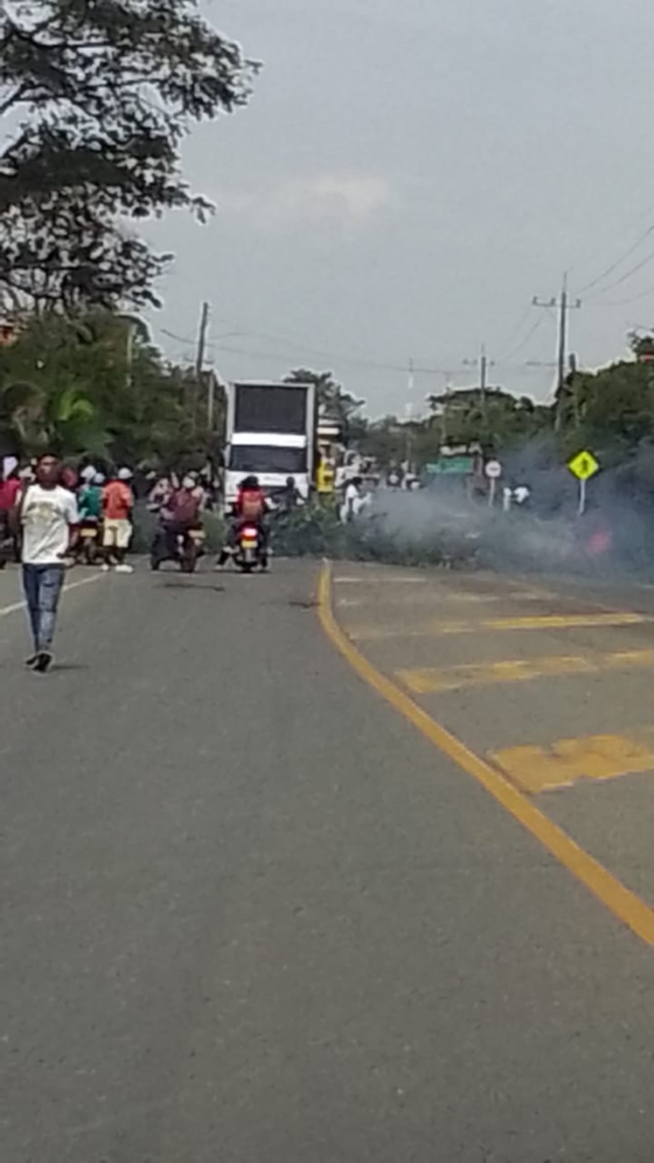 Las autoridades y la fuerza pública buscan mediar con estas comunidades para restablecer el paso de los automotores.