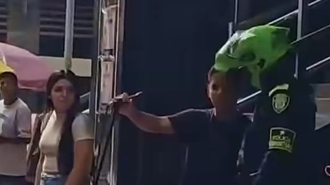 Policía sorprende a artista callejero en Pereira.