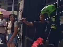 Policía sorprende a artista callejero en Pereira.