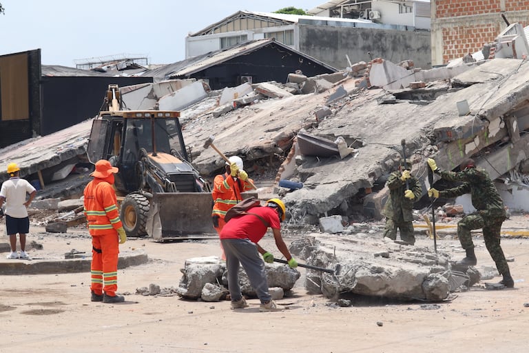 Terremoto en Cali afectaciones y demolición de estructuras colapsadas en la calle quinta con 44
