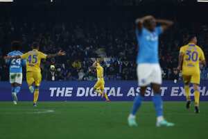 Frosinone's Giuseppe Caso, center, celebrates scoring his side's second goal of the game during the Italian Cup soccer match between Napoli and Frosinone at the Diego Armando Maradona stadium in Naples, Italy, Tuesday, Dec. 19, 2023. (Alessandro Garofalo/LaPresse via AP)
