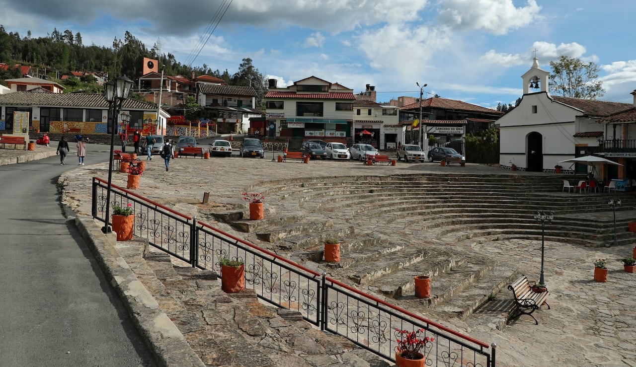 Monumento de Lanceros del Pantano de Vargas
Paipa Boyaca en temporada de navidad que no fue iluminado por las afectaciones de la pandemia del Coronavirus. Lugar turistico que generaba ingresos economicos en el sector del turismo del municipio.