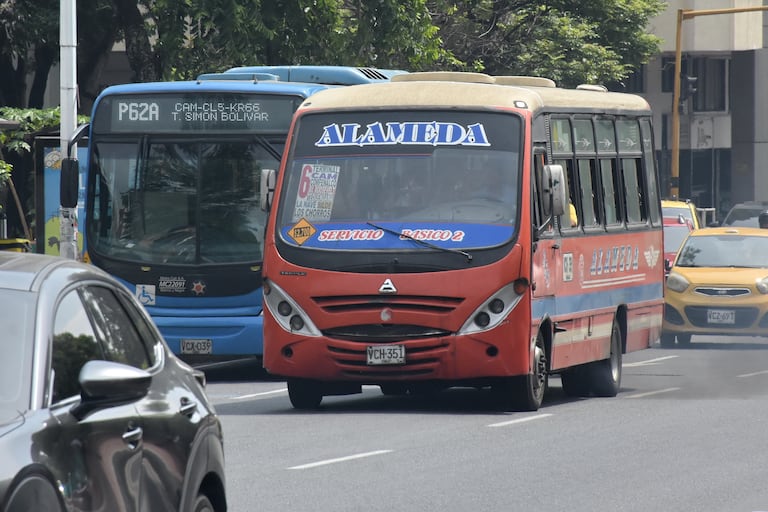 Mas de 200 buses viejos regresan a las calles de Cali con la autorización de la alcaldía para sumarse al servicio público debido a la crisis del MIO.