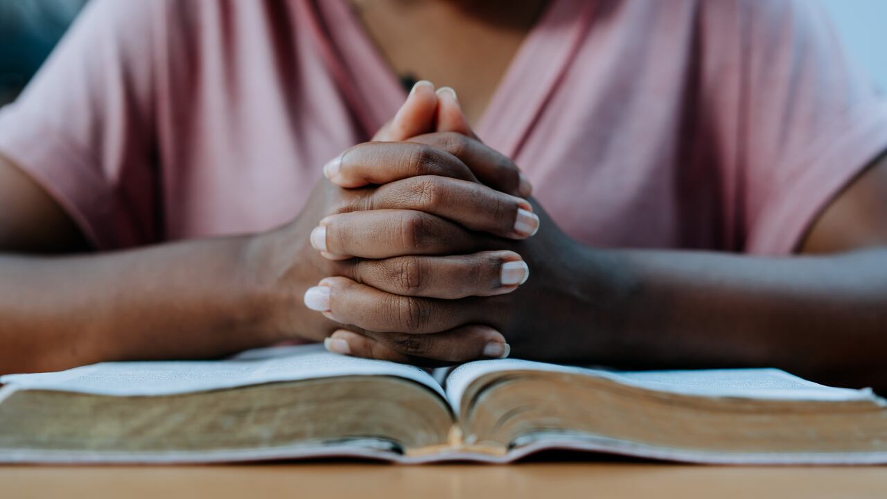 Día a día los creyentes se comunican con Dios a través de la oración.