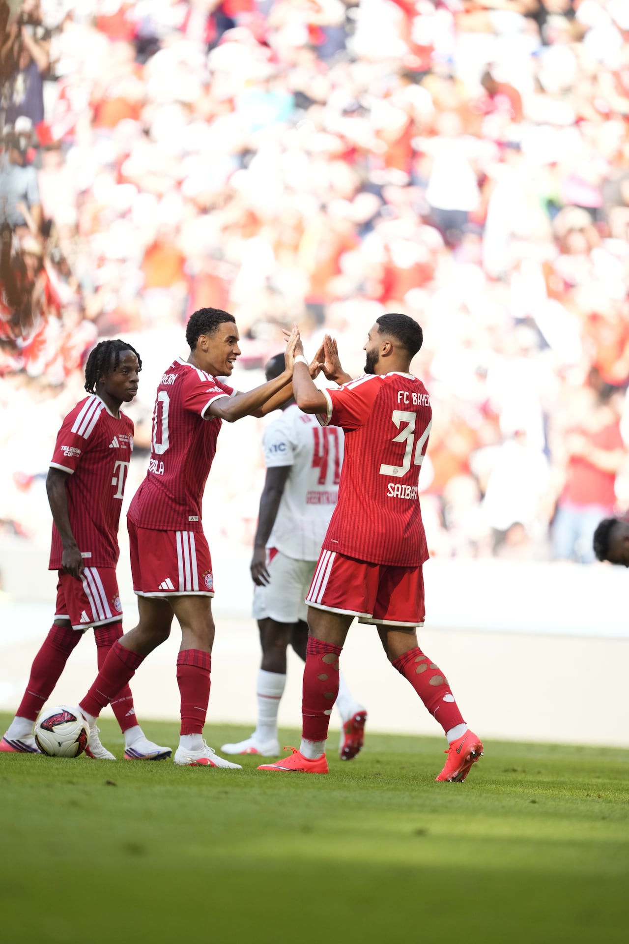 Jamal Musiala (centro) celebra con sus compañeros tras el partido amistoso contra Leipzig.