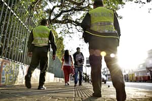 El alcalde Maurice Armitage y el secretario de Seguridad y Justicia, Andrés Villamizar, realizaron un recorrido por los alrededores del Colegio Santa Librada, uno de los 15 entornos escolares priorizados dentro de la estrategia 'Radar' con el que se brindará protección y acompañamiento permanente. Foto: Jorge Orozco - El País.