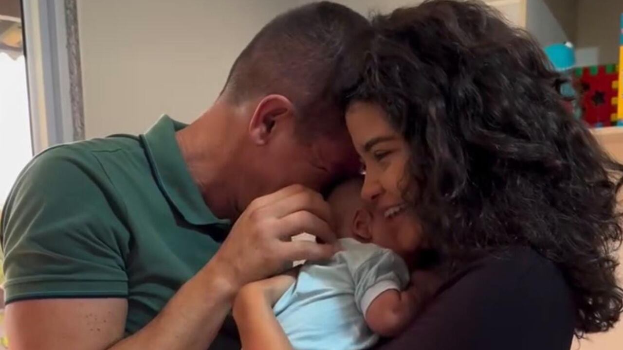 La pareja compartió por medio de las redes sociales las imágenes de su primer encuentro con su hijo.