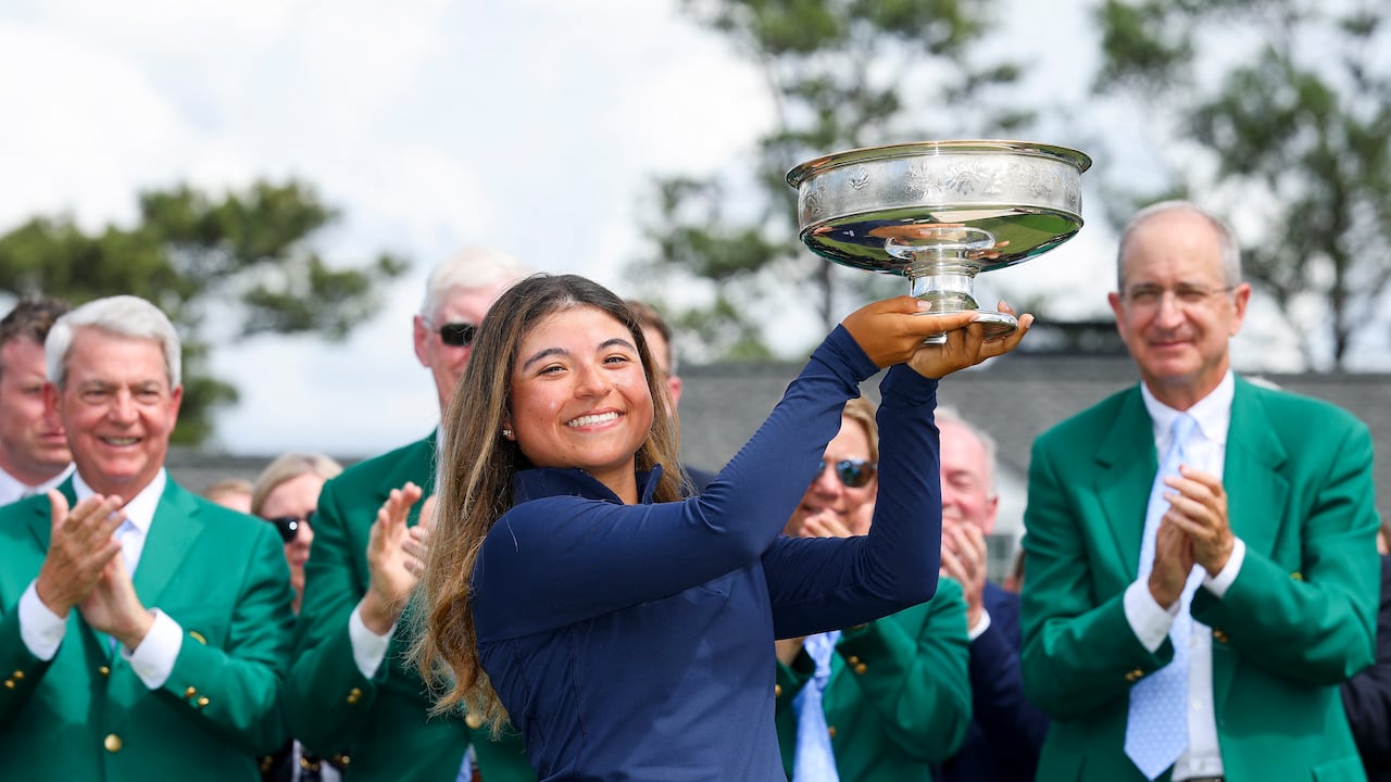 María José Marín, de Colombia, posa con el trofeo del Augusta National Women's Amateur durante la tercera ronda del Augusta National Women's Amateur en el Augusta National Golf Club el 4 de abril de 2026 en Augusta, Georgia.