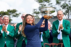 María José Marín, de Colombia, posa con el trofeo del Augusta National Women's Amateur durante la tercera ronda del Augusta National Women's Amateur en el Augusta National Golf Club el 4 de abril de 2026 en Augusta, Georgia.