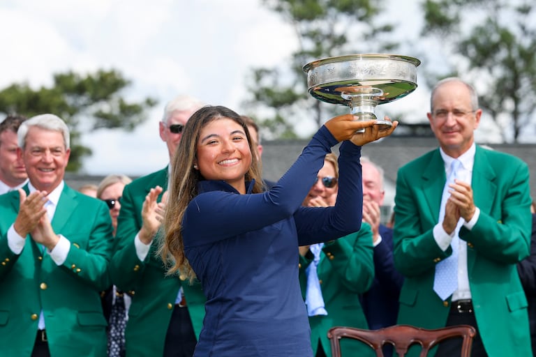 María José Marín, de Colombia, posa con el trofeo del Augusta National Women's Amateur durante la tercera ronda del Augusta National Women's Amateur en el Augusta National Golf Club el 4 de abril de 2026 en Augusta, Georgia.
