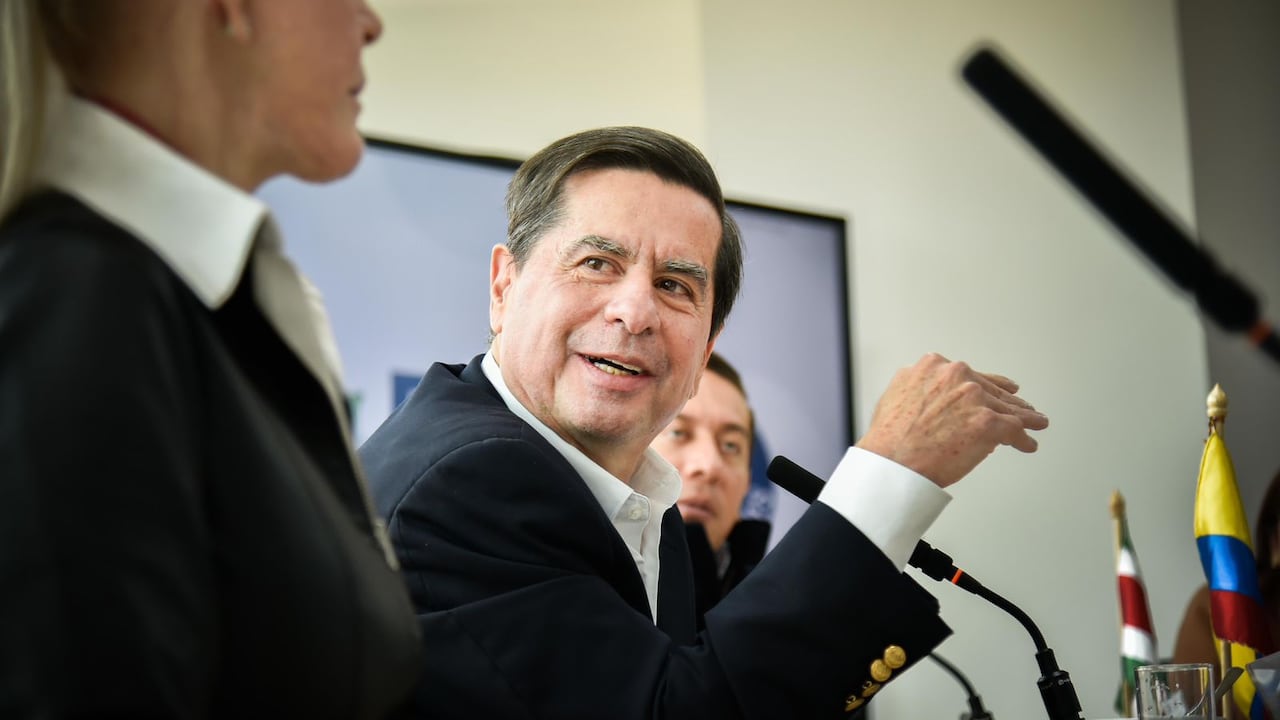 El ministro del Interior, Juan Fernando Cristo, en reunión con la Federación Nacional de Departamentos.