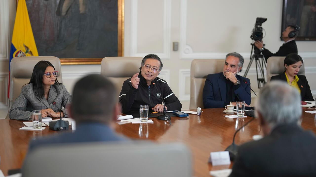 Angie Rodríguez, directora del Dapre; Gustavo Petro, presidente de Colombia y Armando Benedetti, ministro del Interior, en el consejo de ministros del 25 de marzo de 2025, en Bogotá