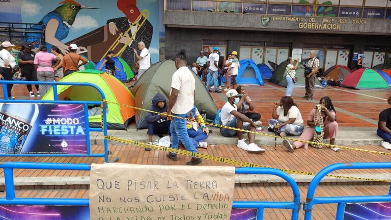 Los manifestantes están a las afueras de la Gobernación con carpas.