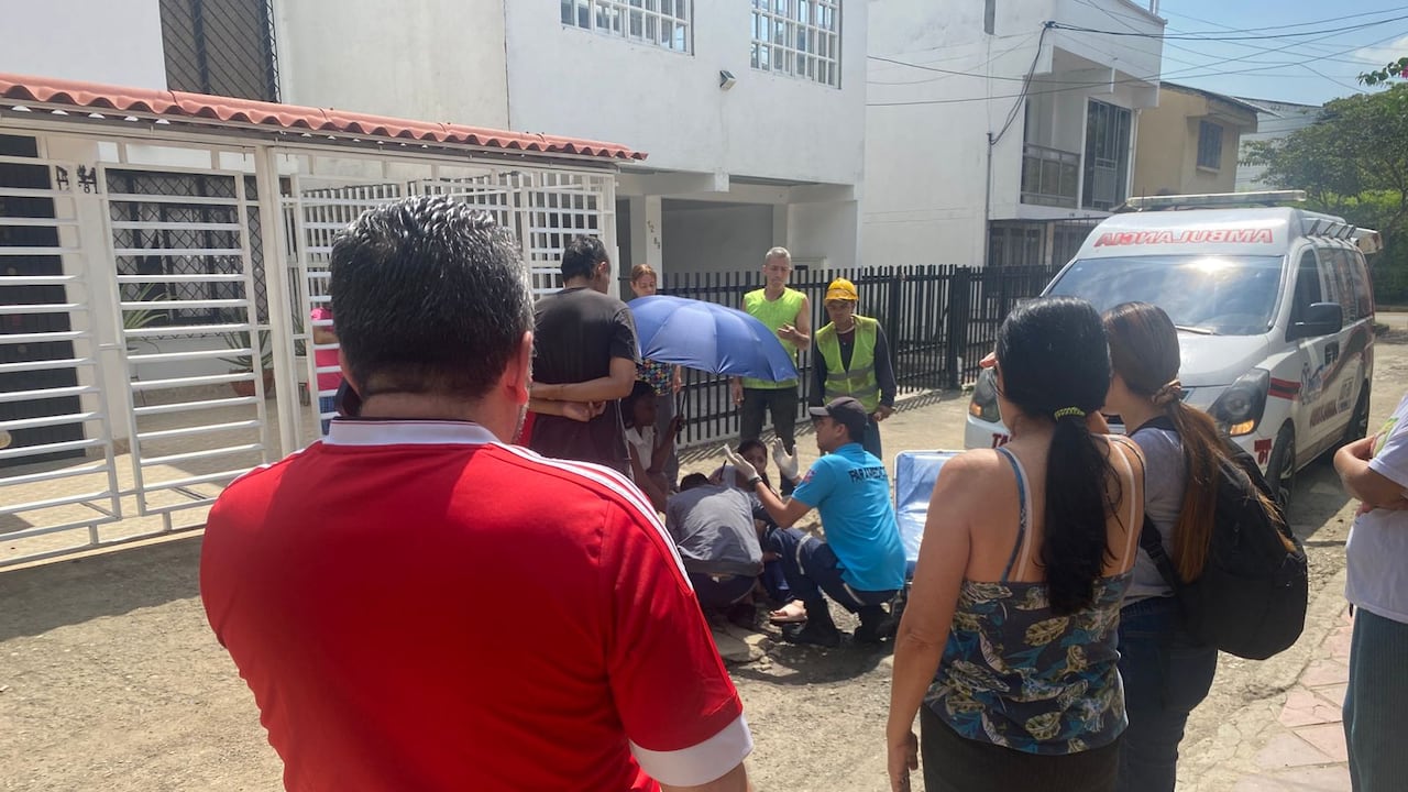 El accidente ocurrió en la Carrera 49B con Calle 12, donde vecinos advierten riesgos constantes para peatones.