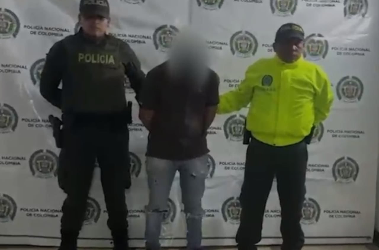 Durante la inspección del furgón, los investigadores hallaron 121 paquetes con aproximadamente 200 kilogramos de marihuana avaluados en cerca de 180 millones de pesos, uno de los decomisos más significativos registrados recientemente en el departamento de Nariño.