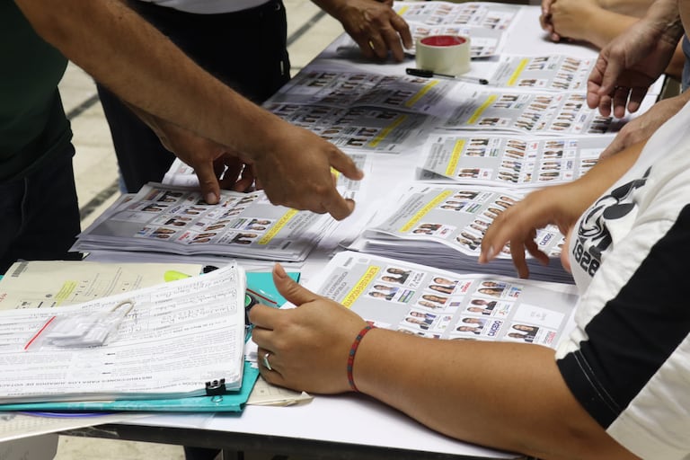 Elecciones 2026 preconteo de votos en el coliseo del pueblo