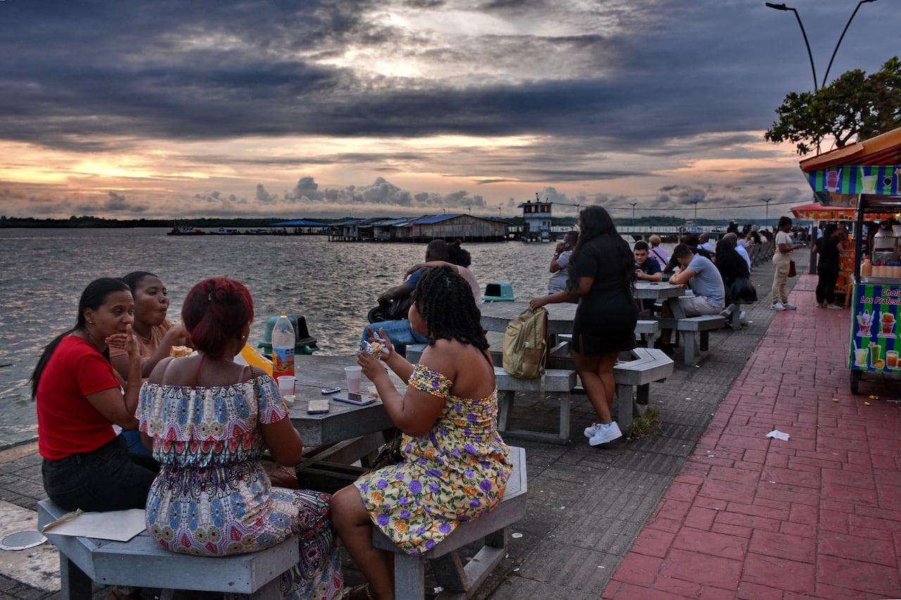 Buenaventura como destino turístico. El pasado miércoles 22 de noviembre, Buenaventura recibió por primera vez un crucero en su puerto. En el navío bautizado MS Hamburg arribaron cuatrocientos turistas alemanes, que desembarcaron para conocer la oferta cultural, gastronómica y natural del distrito especial.