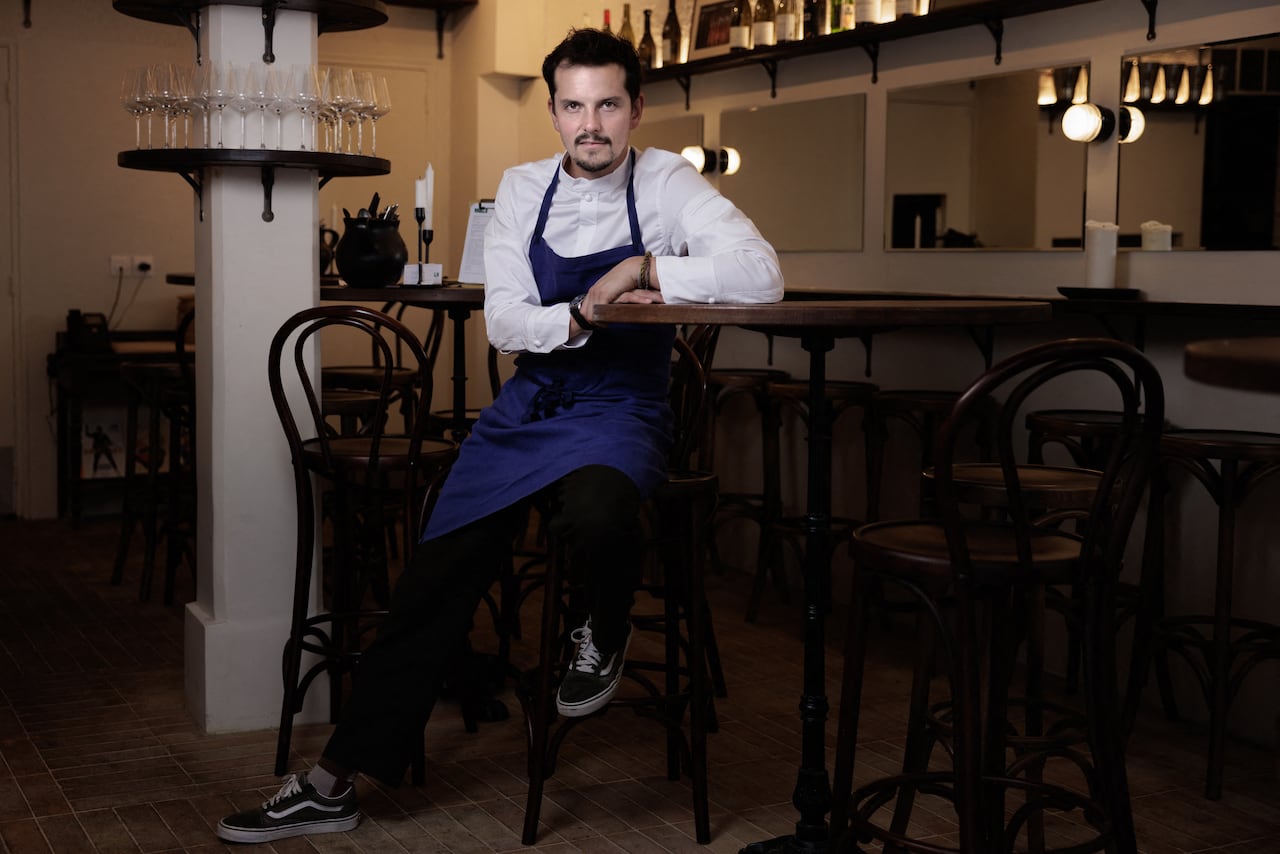 El destacado chef colombiano Juan Arbelaez no aspira a ninguna estrella, pero fiel a sus raíces, está multiplicando el número de restaurantes en Francia donde la gente "habla en voz alta, bebe demasiado y se divierte demasiado".