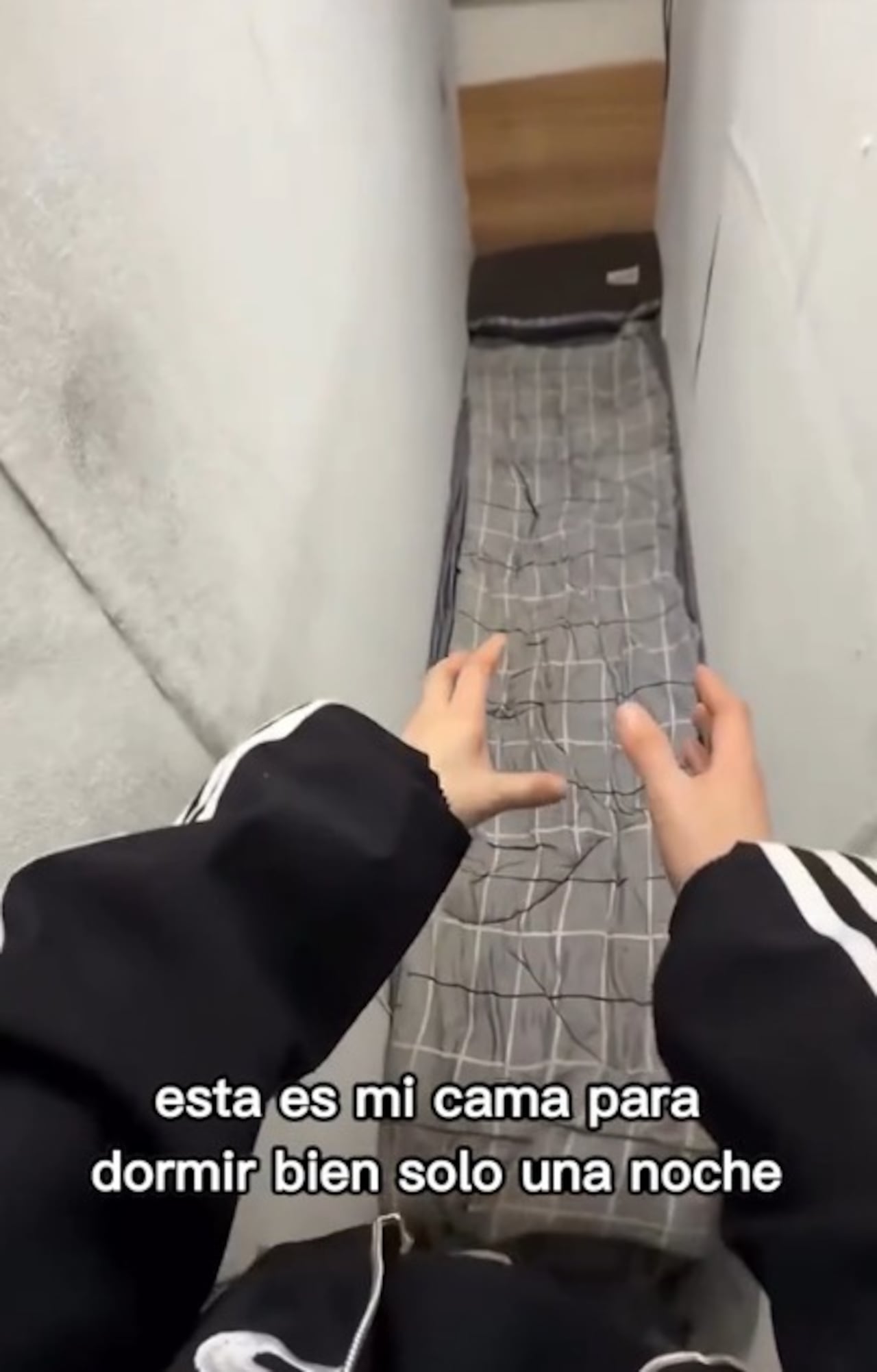 Turista exhibe cuarto diminuto en China que apenas permite entrar