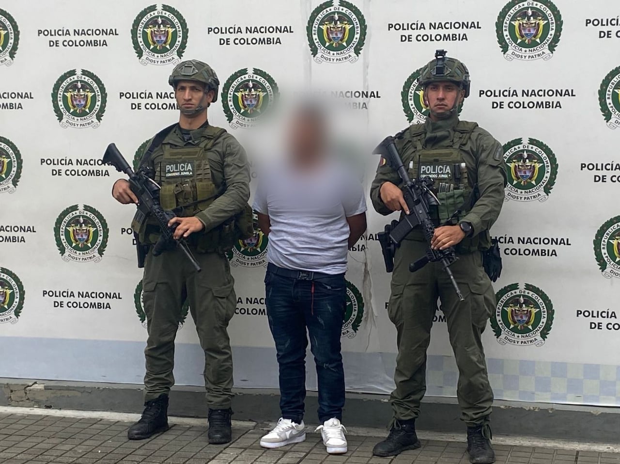 Policías custodiando a alias Mi pez.