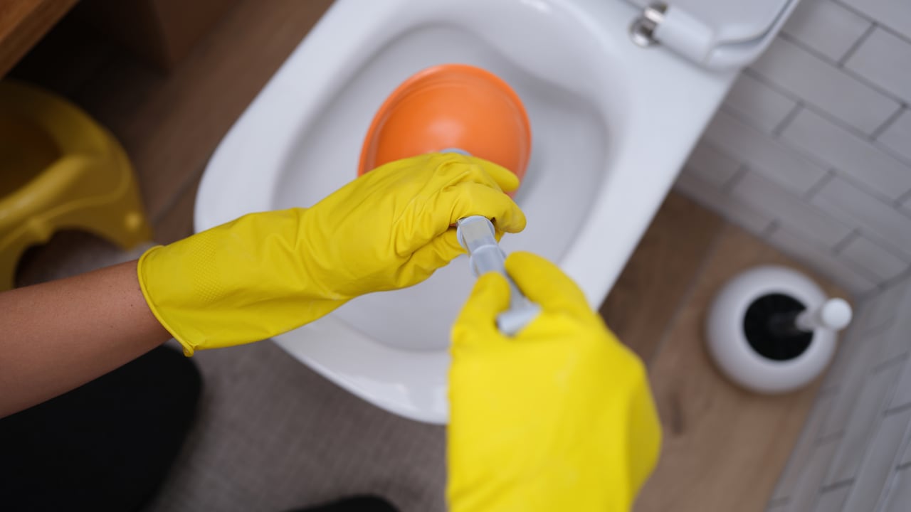 Un inodoro tapado puede generar malos olores en el hogar.