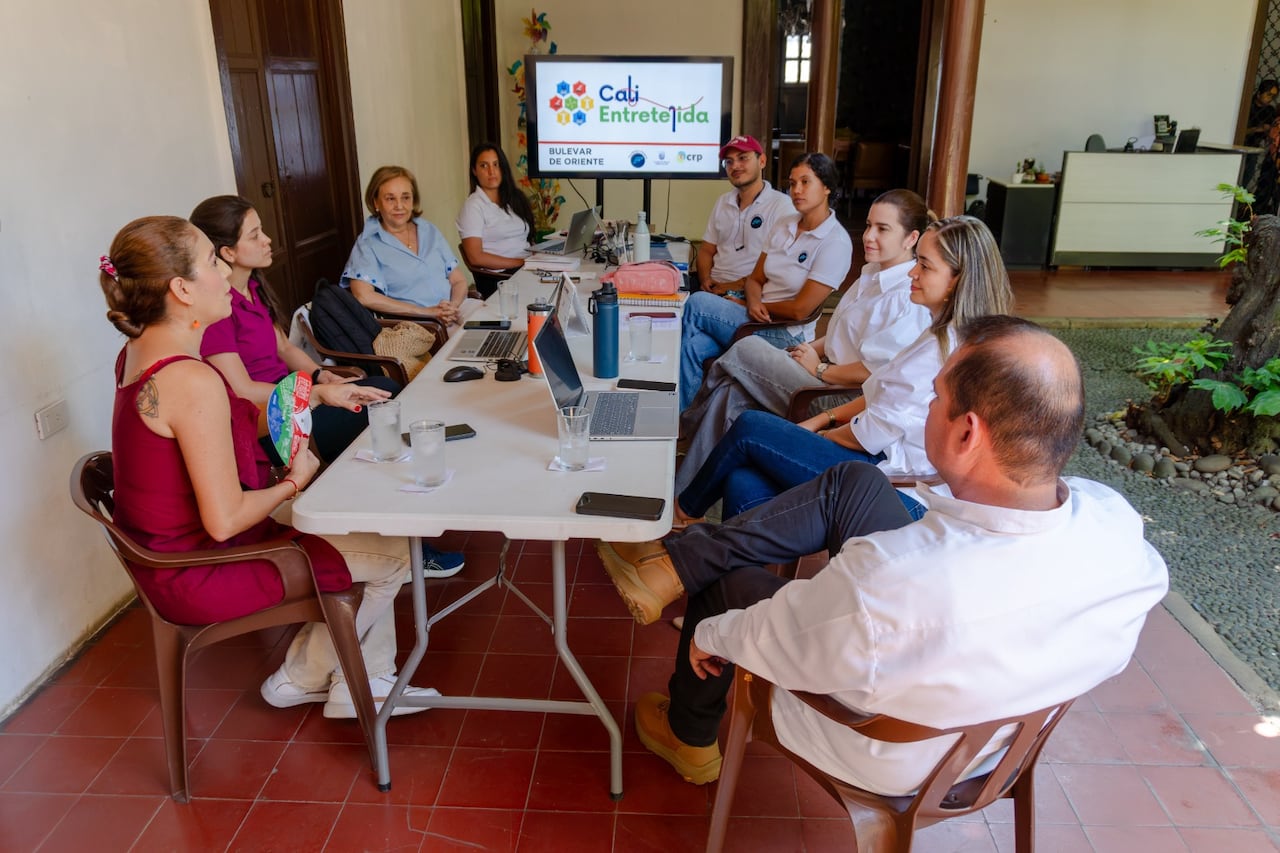 Participantes de ‘Cali Entretejida’ uniendo piezas de crochet en una jornada de trabajo colaborativo