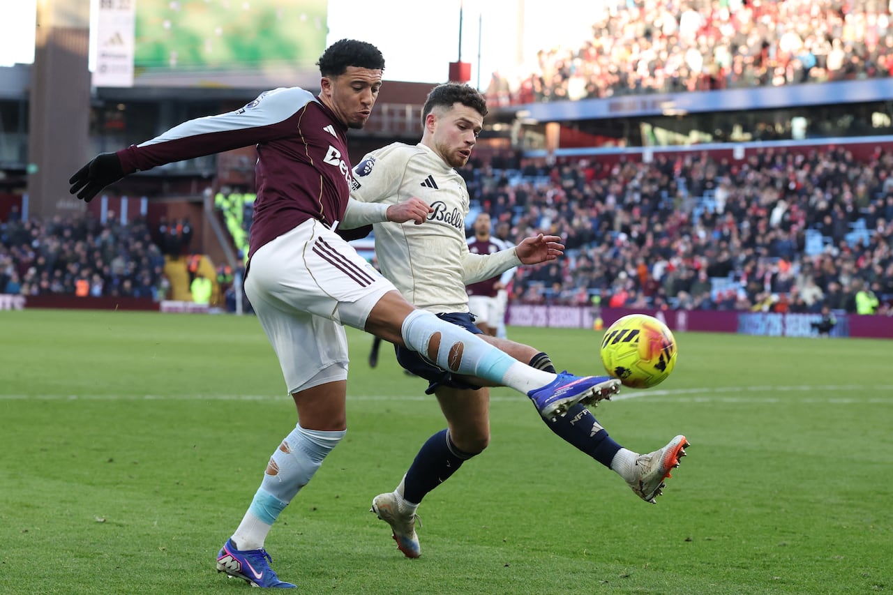 El defensa inglés #19 del Aston Villa, Jadon Sancho (izq.), compite con el defensa galés #03 del Nottingham Forest, Neco Williams (der.), durante el partido de la Premier League inglesa entre Aston Villa y Nottingham Forest en Villa Park en Birmingham, centro de Inglaterra, el 3 de enero de 2026. (Foto de Darren Staples / AFP)