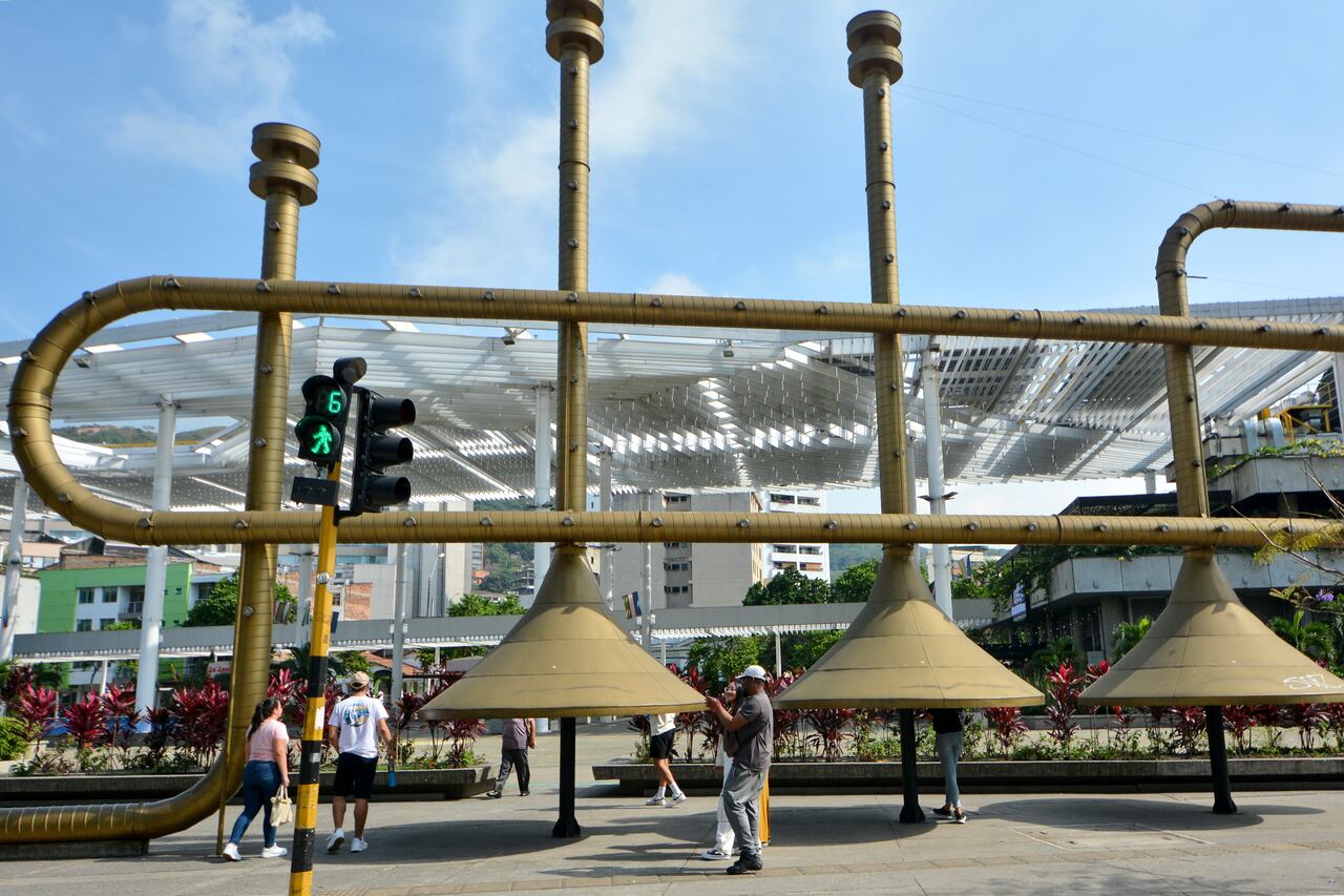 Este es monumento de La Trompeta ubicado en la Plazoleta Jairo Varela en el centro de Cali, frente al CAM.