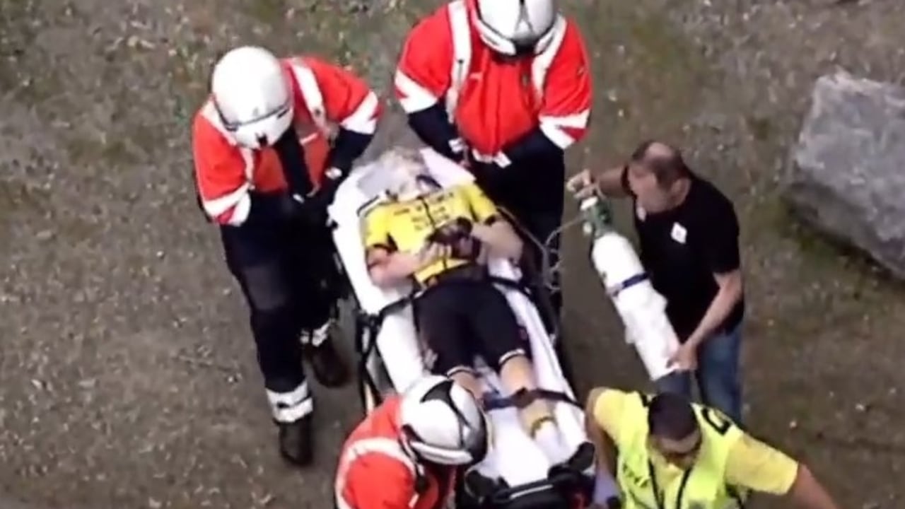 Jonas Vingegaard, inmóvil tras su caída en la Vuelta al País Vasco.