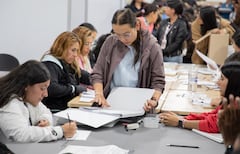 De acuerdo con el boletín oficial, seis de las ocho subcomisiones encargadas del escrutinio internacional ya finalizaron el proceso al ciento por ciento, consolidando la totalidad de las mesas asignadas.