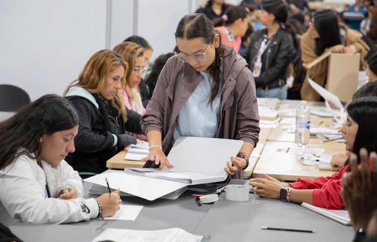 De acuerdo con el boletín oficial, seis de las ocho subcomisiones encargadas del escrutinio internacional ya finalizaron el proceso al ciento por ciento, consolidando la totalidad de las mesas asignadas.