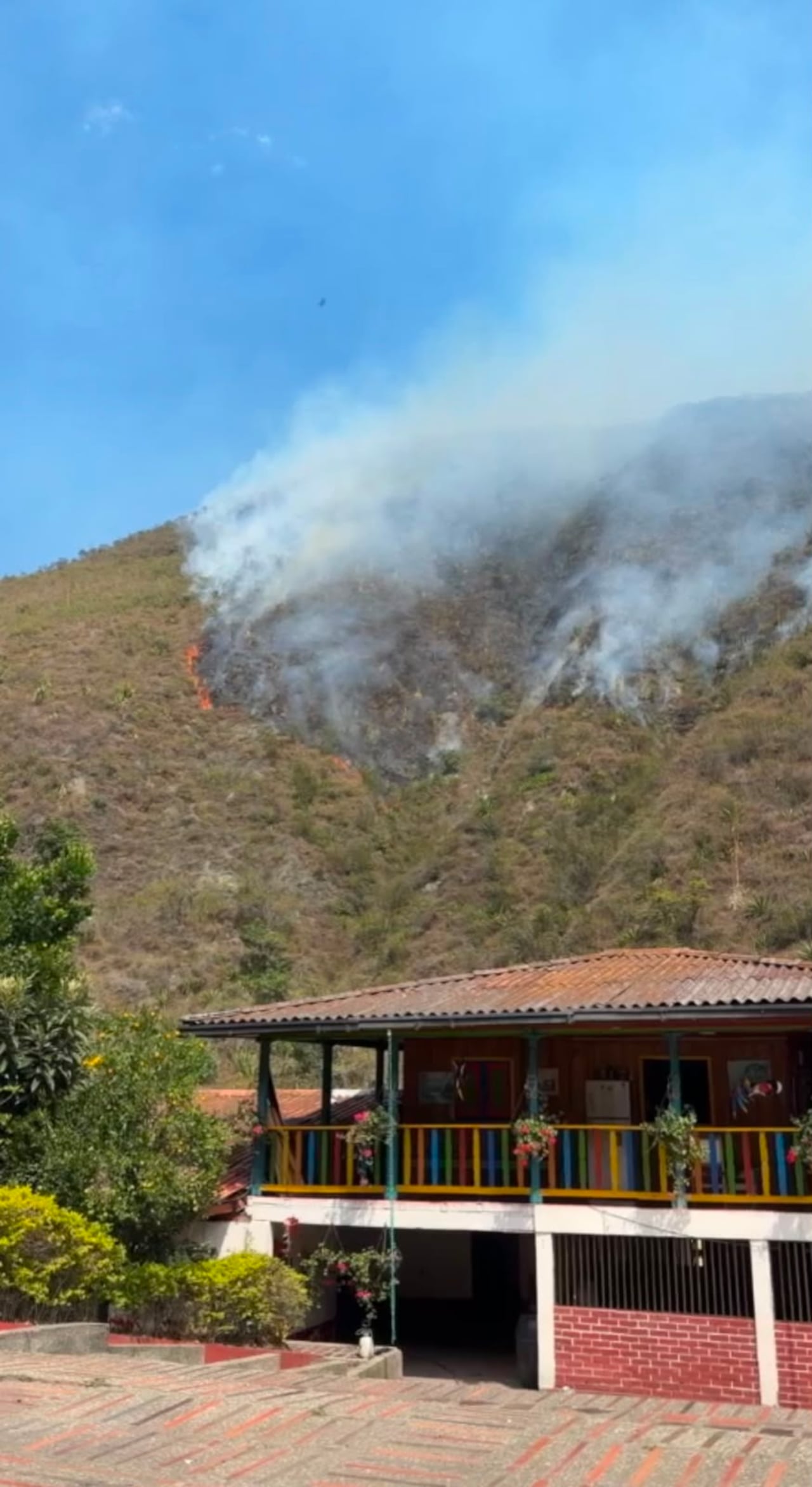 Las altas temperaturas y las condiciones secas han favorecido la propagación del incendio forestal que mantiene en alerta a las comunidades de la zona rural.