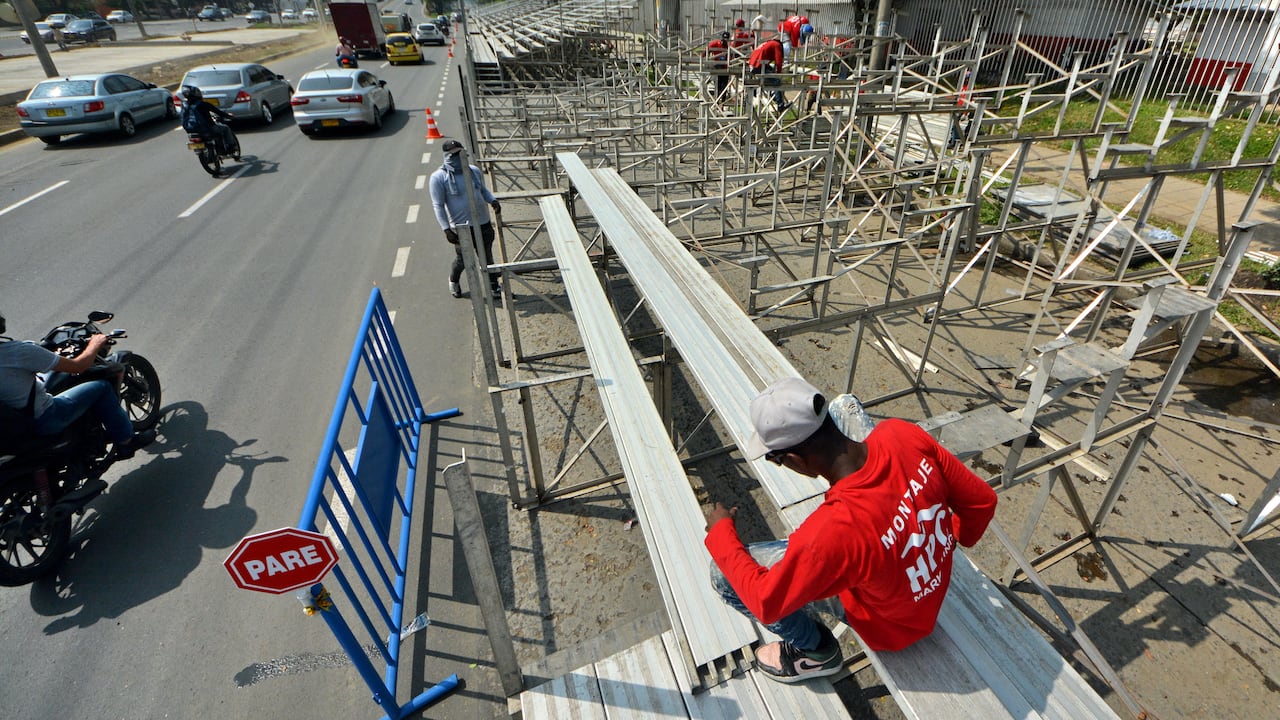 A toda máquina trabajan decenas de trabajadores para tener lista la gradería que está siendo ubicada sobre la Autopista para los eventos de la feria.