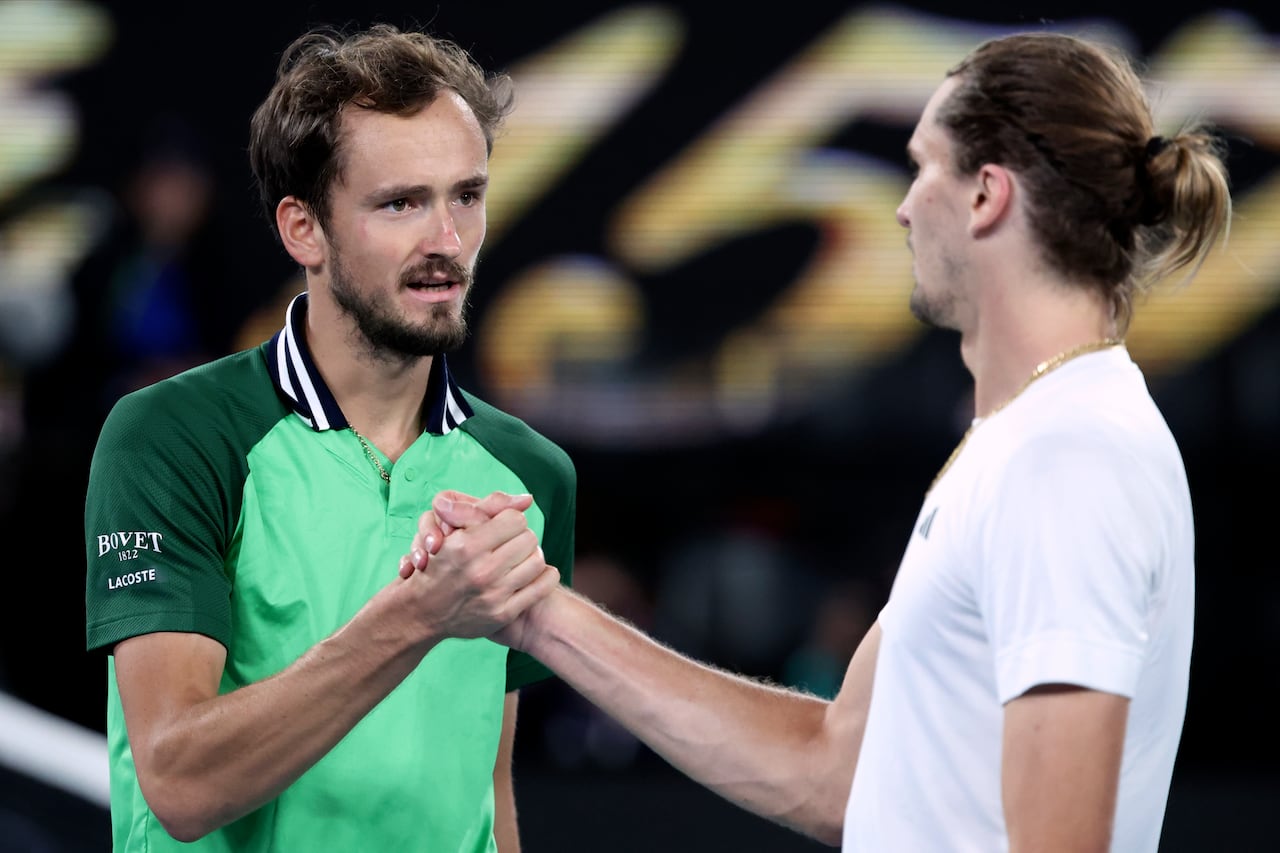 Daniil Medvedev, izquierda, de Rusia es felicitado por Alexander Zverev de Alemania luego de su semifinal en el campeonato de tenis del Abierto de Australia en Melbourne Park, Melbourne, Australia, la madrugada del sábado 27 de enero de 2024. (Foto AP/Asanka Brendon Ratnayake)