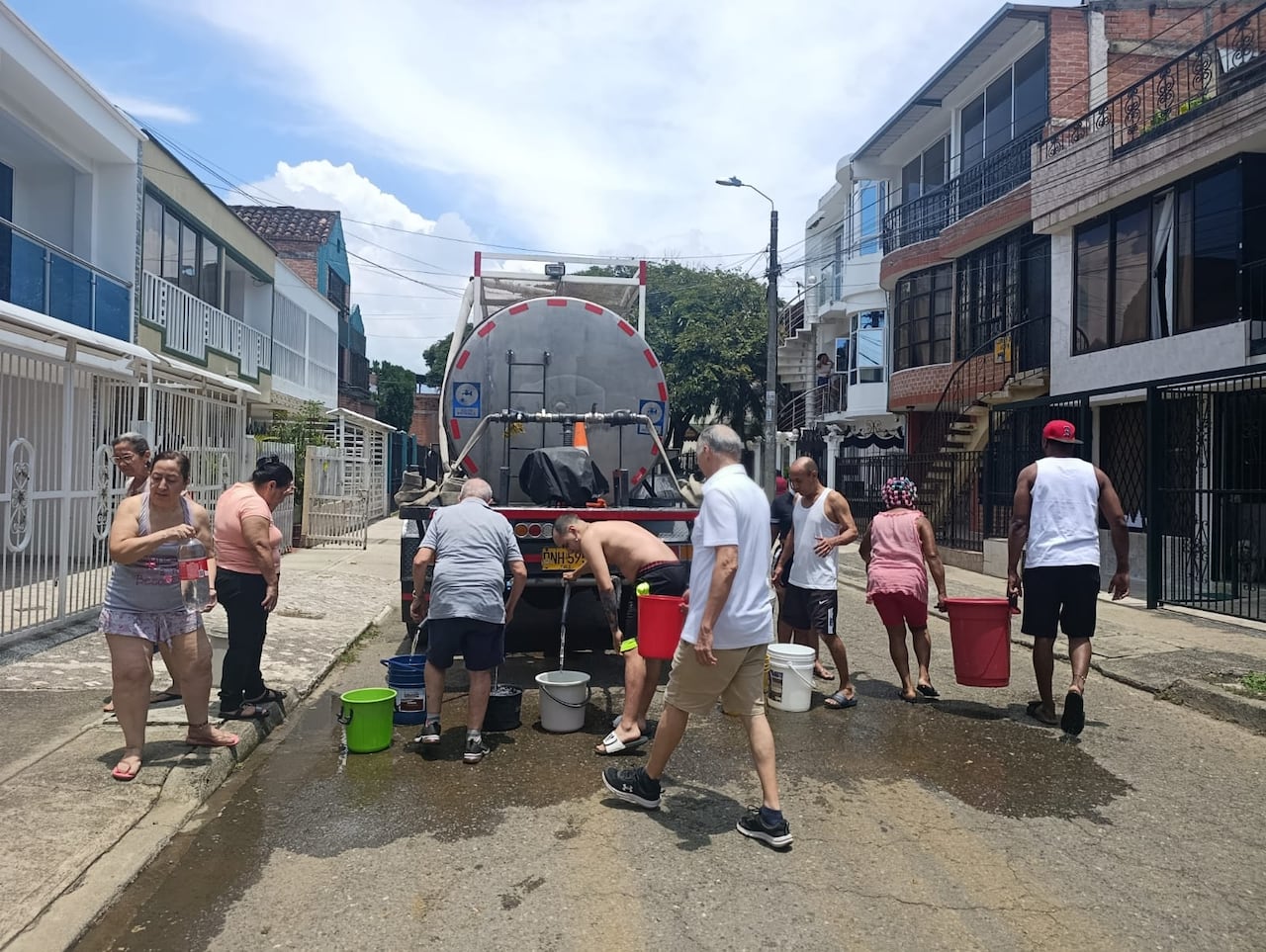Emcali distribuye agua en carrotanques para atender a comunidades afectadas en el sur de Cali.