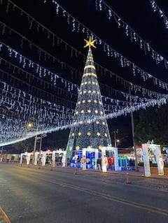 Los ciudadanos pueden recorrer diferentes calles disfrutando del montaje.