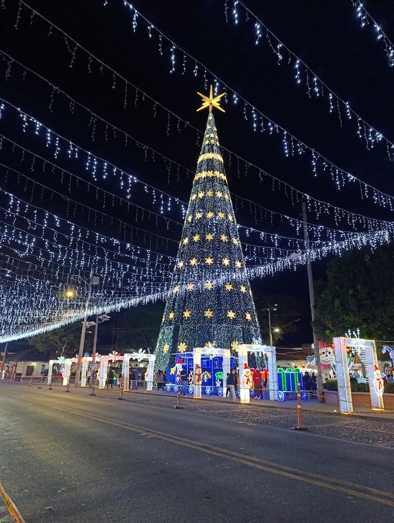 Los ciudadanos pueden recorrer diferentes calles disfrutando del montaje.